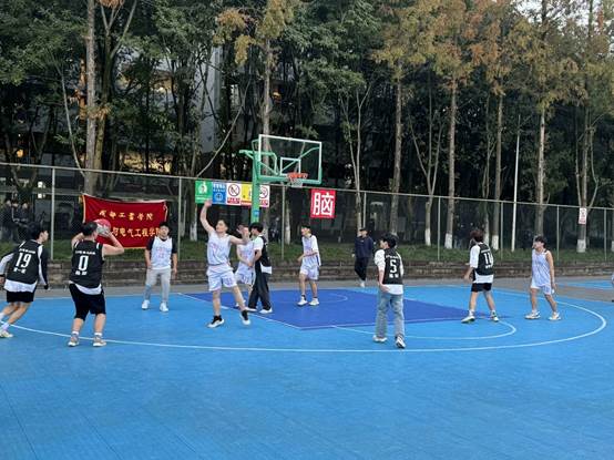 一群人在公园里玩球描述已自动生成
